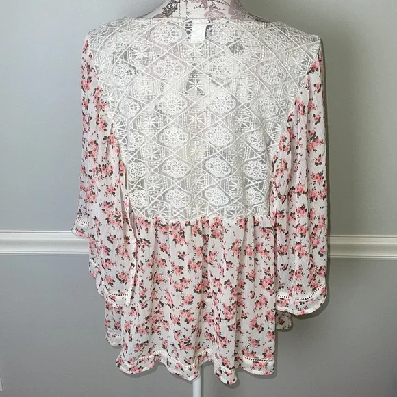 Torrid Cream Pink Floral and Lace Blouse 0 - Picture 4 of 5